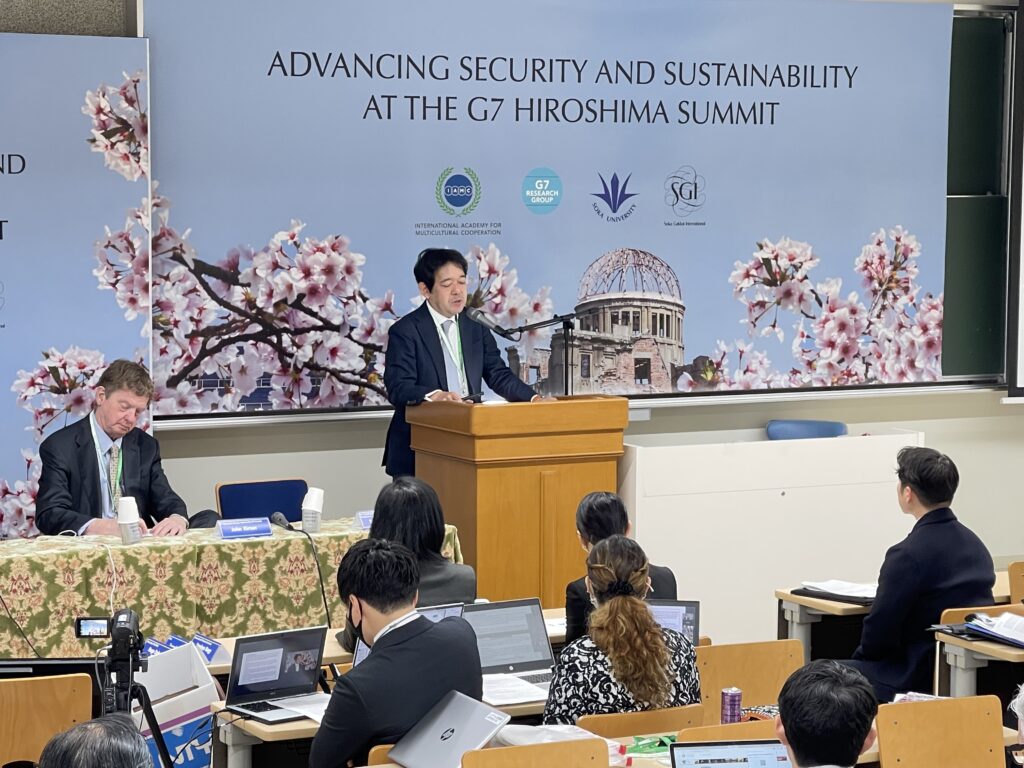 Takashi Ariyoshi, vice segretario generale, segretariato del vertice G7 di Hiroshima; Direttore, Divisione Politica Economica, Ministero degli Affari Esteri, pronunciando il discorso programmatico. Crediti: Katsuhiro Asagiri, Direttore Multimediale di IDN-INPS.