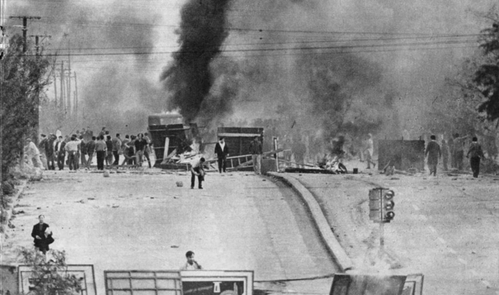 El humo se eleva sobre el Bulevar San Juan durante el Cordobazo, un levantamiento de obreros y estudiantes contra la dictadura militar argentina, en Córdoba el 29 de mayo de 1969. Foto: Revista Gente/Wikimedia Commons. Dominio público.