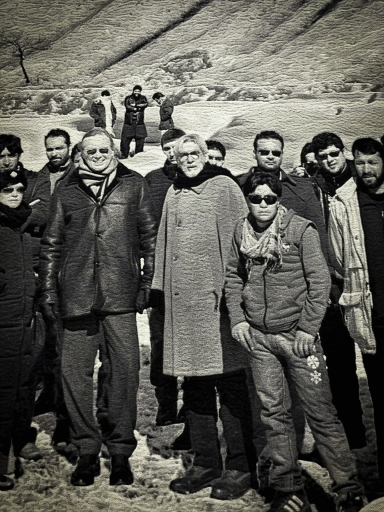 Ricardo Grassi (centro) en Kabul, en el Jardín de Babur, con otros colegas. Detalle de la obra de arte de la artista polaca Goshka Macuga.