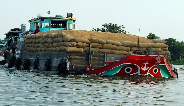 Photo 1: Vietnamese rice harvests being transported by barge on the Mekong River. Credit: Kalinga Seneviratne