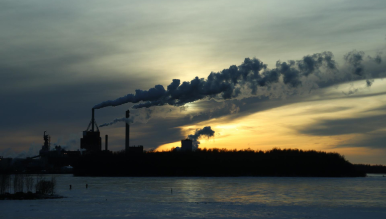 Smoke from chimneys on coast at sunset in winter. According to a World Bank report, nine out of the world’s ten cities with the worst air pollution are in South Asia. Copyright: Tino Álvarez (CC BY-SA 2.0).