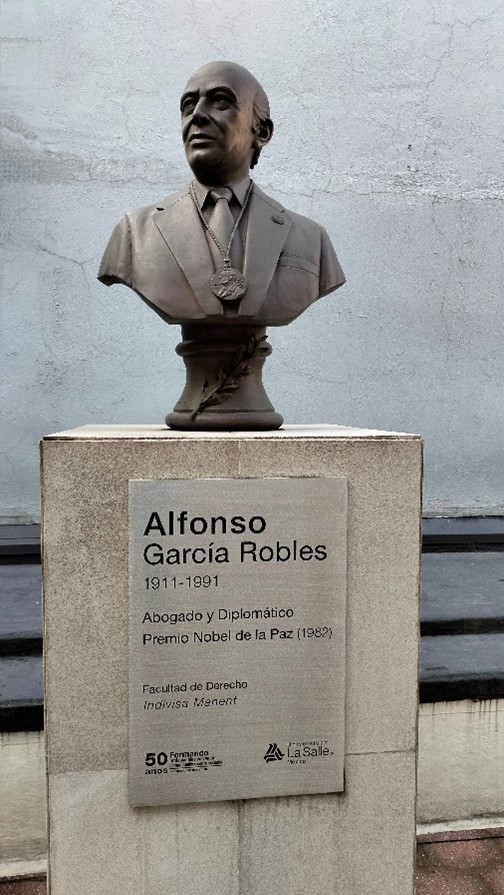 Image: Alfonso García Robles bust at La Salle University.
Photo: Guillermo Ayala Alani