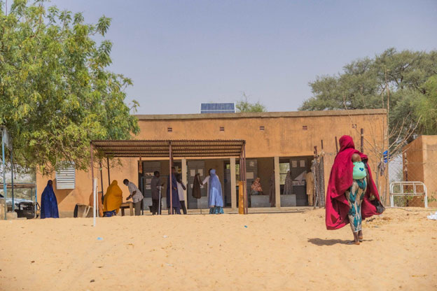 Niger, Mayahi, Village of Koren Habdjia. At the village health centre supported by UNICEF, mothers come for consultations with their children. This health centre provides care for childhood illnesses, maternal health, and pregnant women. It treats children for malnutrition and also provides delivery services. Credit: UNICEF/Islamane Abdou