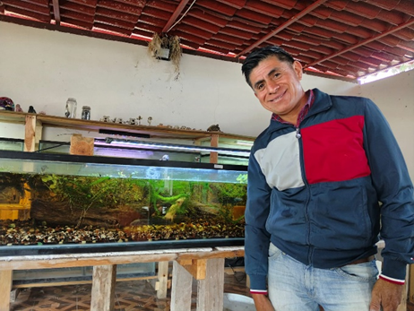Photo: Golden axolotl and Alejandro Correa, Ajolotario Apantli. Credit: Guillermo Ayala.
