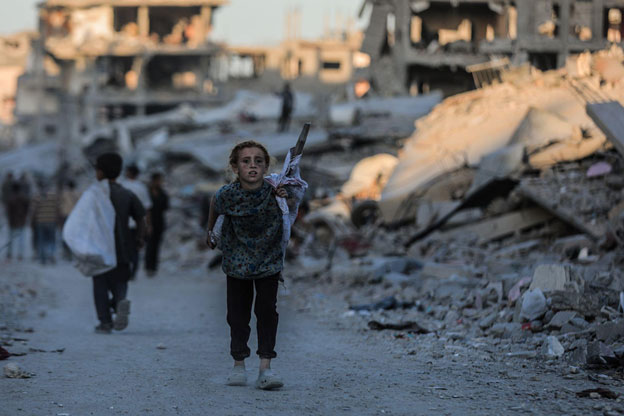 On 10 October 2025, thousands of Palestinian families are moving along the coastal road back to northern Gaza, amid the extreme devastation of infrastructure. Credit: UNICEF/Mohammed Nateel