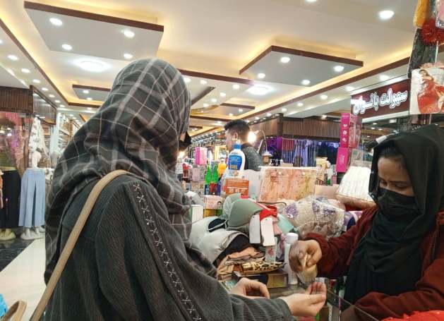 Educated Afghan women in Kabul’s informal economy, working in retail as Taliban rules curb professional opportunities. Credit: Learning Together.