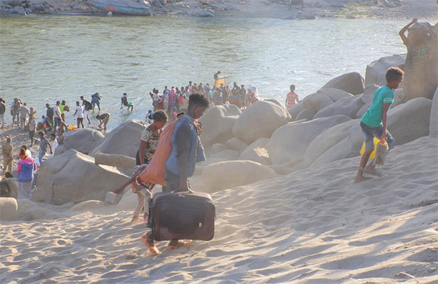 Refugees fleeing violence in Ethiopia's Tigray region cross the Tekeze River into Sudan in November 2020. Credit: UNHCR/Hazim Elhag
