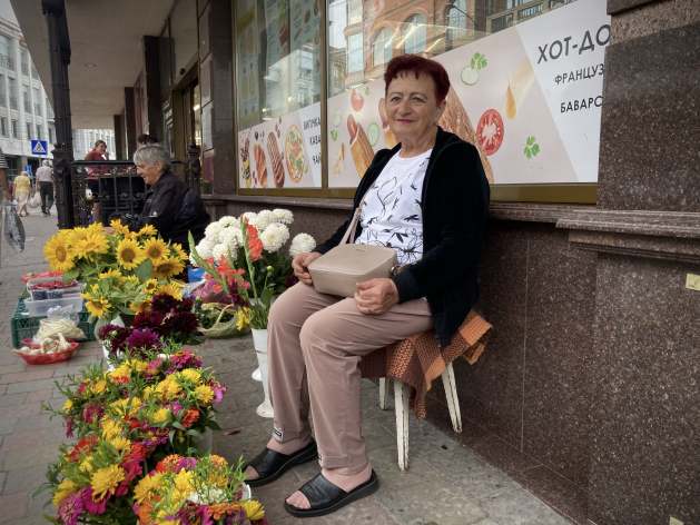 Marina at her stall in the centre of Uzhgorod. Her $70 monthly pension, at the current exchange rate, forces her to sell flowers on the street to survive. Credit: Karlos Zurutuza/IPS